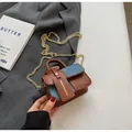 Damen Mini-Tasche aus braunem Leder und blauem Denim mit goldener Kette als Riemen - Klein / Braun