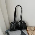 Bolso Boston minimalista en charol negro con hebillas plateadas y correas largas de hombro - Negro