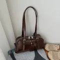 Bolso Boston brillante marrón oscuro con correas ajustables y herrajes plateados - Marrón