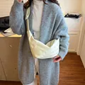 Elegante bolso de media luna color crema en cuero PU suave con correa ajustable - Blanco