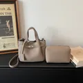 Ensemble sac seau chic en cuir grainé taupe avec pochette intérieure et boucles argent - Gris