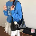 Sac hobo chic en cuir verni noir brillant avec un pendentif mignon en forme d'agneau - Avec Pendentif / Noir
