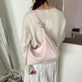 Sac à épaule rose en similicuir plissé brillant avec boucle en métal argenté - Avec Pendentif / Rose