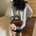 Dunkelbraune glänzende Bowlingtasche aus PU-Leder mit süßem Plüsch-Hasenanhänger - Mit Anhänger / Kaffeebraun