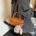 Braune Retro Bowling-Tasche aus Kunstleder mit süßem Hasenanhänger und Schultergurt - Mit Anhänger / Orange