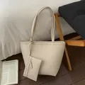 Minimalistische cremefarbene große Totebag aus weichem Leder mit kleinem Beutel - Weiß