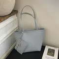 Minimalistische graublaue Einkaufstasche aus Leder mit passendem kleinem Reißverschluss-Etui - Blau
