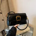 Retro schwarze Lackleder-Achseltasche mit markanter goldener U-förmiger Metallschnalle - Schwarz