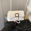 Minimalistische weiße Lackleder-Unterarmtasche mit goldener Hufeisenschnalle und Gurt - Weiß