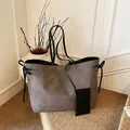 Sac fourre-tout gris en daim avec bandoulière noire et pochette zippée assortie - Gris