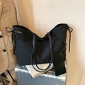 Grand sac fourre-tout noir en toile avec détail de nœud et pochette assortie - Noir