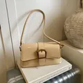Retro-Achseltasche aus cremefarbenem Lackleder mit goldener Dekorschnalle am Gurt - Khaki