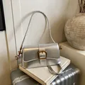 Retro Schultertasche aus silbernem Kunstleder mit einer antiken Bronzeschnalle - Silber