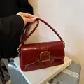 Glänzende burgunderrote Lackleder-Schultertasche mit goldener Metallschnalle im Vintage-Stil - Burgunderrot