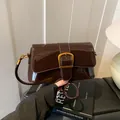 Dunkelbraune Lackleder-Achseltasche mit Vintage-Umschlagklappe und goldener Schnalle - Braun