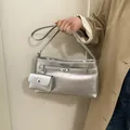 Bolso de hombro plateado metalizado con mini monedero y cierre de giro plateado - Plateado