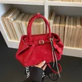 Rote Wildleder-Handtasche mit niedlichem Welpen-Anhänger und Metallschnalle für Damen - Mit Anhänger(20650) / Rot