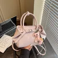 Rosa matte Leder-Einkaufstasche mit dekorativem Riemen und Pferdeanhänger-Accessoire - Mit Anhänger(20650) / Rosa