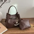 Bolso saco de cuero marrón oscuro con patrón litchi, cierre giratorio y dije de caballo - Sin Colgante Con Bolsa / Marrón
