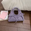 Violette geraffte Cloud-Tasche mit Schleifen und Tragegriff aus weichem Kunstleder - Lila