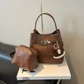 Bolso cubo de cuero marrón con cierre giratorio plateado y colgante de caballo - Sin Colgante Con Bolsa / Marrón
