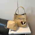 Set de bolso cubo beige minimalista con textura litchi y colgante de caballo - Sin Colgante Con Bolsa / Caqui