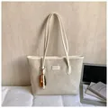 Beige shopper met reliëfpatroon, parelhanger en lange banden voor dagelijks gebruik - Met Hanger / Crème Wit met Hanger