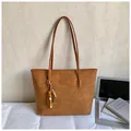 Karamelbruine tote bag met reliëf, vintage kralenhanger en grote opslagcapaciteit - Met Hanger / Bruin met Hanger