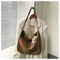 Borsa tote vintage marrone in pelle scamosciata con un simpatico orsetto di peluche - Marrone con Ciondolo