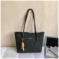 Zwarte shopper met reliëfpatronen, gouden logo en kralenkwastje in de kleur zwart - Met Hanger / Zwart Met Hanger