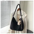 Borsa tote nera opaca con ciondolo a forma di orsetto e nappina intrecciata sulla tracolla - Nero Con Pendente