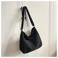 Sac hobo minimaliste en simili cuir noir mat avec large bandoulière et boucle argentée - Noir sans Pendentif