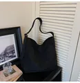 Borsa tote grande in camoscio nero con tracolla regolabile e fibbia in metallo dorato - Nero