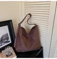 Grande borsa tote in pelle scamosciata marrone scuro con tracolla regolabile per uso - Marrone