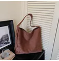 Grande borsa tote minimalista in pelle scamosciata marrone con tracolla regolabile - Marrone