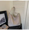 Grande borsa tote minimalista in pelle scamosciata albicocca con tracolla e fibbia - Cachi