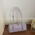 Sac à bandoulière baguette lilas minimaliste avec fermeture éclair argentée sur bois - Violet