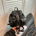 Mini mochila de mezclilla a cuadros negros y grises con hebillas plateadas retro - Negro