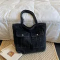 Sac cabas en jean délavé gris foncé avec deux poches cargo à l'avant et boutons métal - Noir