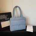 Hellblaue gesteppte Tote Bag mit Fronttasche und gepolstertem Laptopfach für Damen - Blau