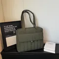Olivgrüne gesteppte Tragetasche mit Vordertasche und vertikalen Nähten für den Alltag - Grün
