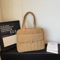 Gesteppte khakifarbene Einkaufstasche mit Vordertasche und Griffen für das Pendeln - Khaki