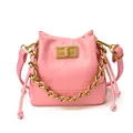 Mini sac seau rose en similicuir matelassé avec poignée chaîne dorée et fermoir rotatif - Rose rouge