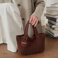 Bolso tote de punto artesanal marrón oscuro con colgante de corazón y etiqueta de madera - Café