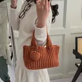 Bolso de mano de ganchillo naranja caramelo con colgante de corazón y etiqueta - Marrón