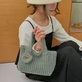 Bolso de mano de punto grueso hecho a mano verde hierba con un colgante decorativo - Verde