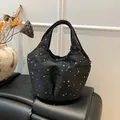 Borsa a secchiello in tela nera con motivo a stelle e tasche anteriori multiple - Nero (Motivo Stella)
