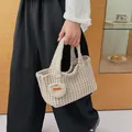 Bolso de mano de punto hecho a mano en color crema beige con diseño de rejilla y colgante - Blanco Roto