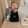 Borsa a secchiello nera opaca con fibbia dorata e ciondolo a orso quotidiana - Senza Ciondolo / Nero