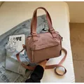 Detalle del bolso de nailon rosa con correas ajustables y bolsillo frontal con cremallera - Rosa